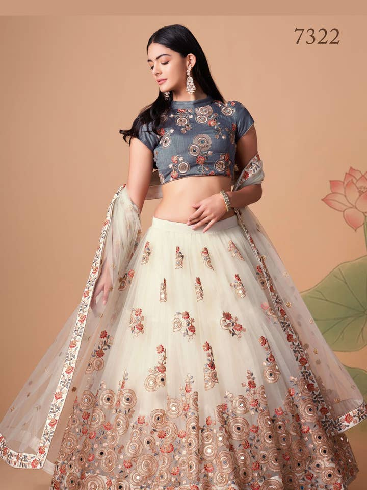 Lehenga Choli de Seda Artística Off White para Casamento e Festival Indiano e Paquistanês - Trabalho de Bordado com Lantejoulas e Fios, Trabalho de Zari, Trabalho com Espelho Real, Mirr por atacado de HATKE BRIDE