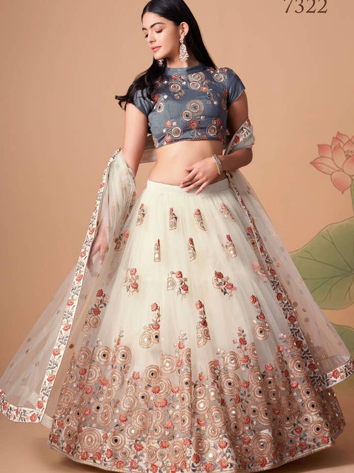 Lehenga Choli en soie d'art blanc cassé pour mariage et festival indien et pakistanais - Broderie de sequins et de fil, travail de zari, travail de miroir véritable. pour la vente par HATKE BRIDE