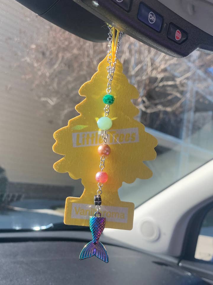 Auto-Anhänger in Regenbogenfarben mit Meerjungfrau-Heck | Rückspiegel-Zubehör | Autospiegel-Begleiter | Autodekoration | Fahrzeuginnenausstattung für den Großhandel von StayTay Store