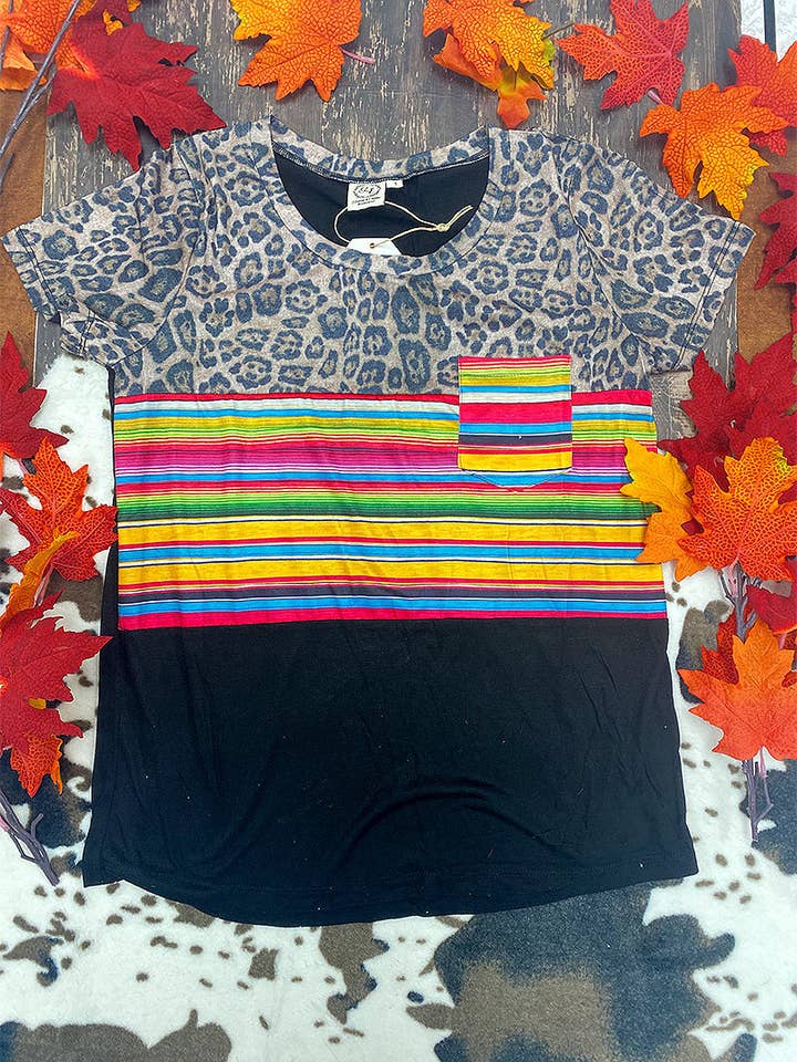 T-shirt Leopard Serape Panel avec poche pour la vente par GRACE+EMMA by Southern Grace