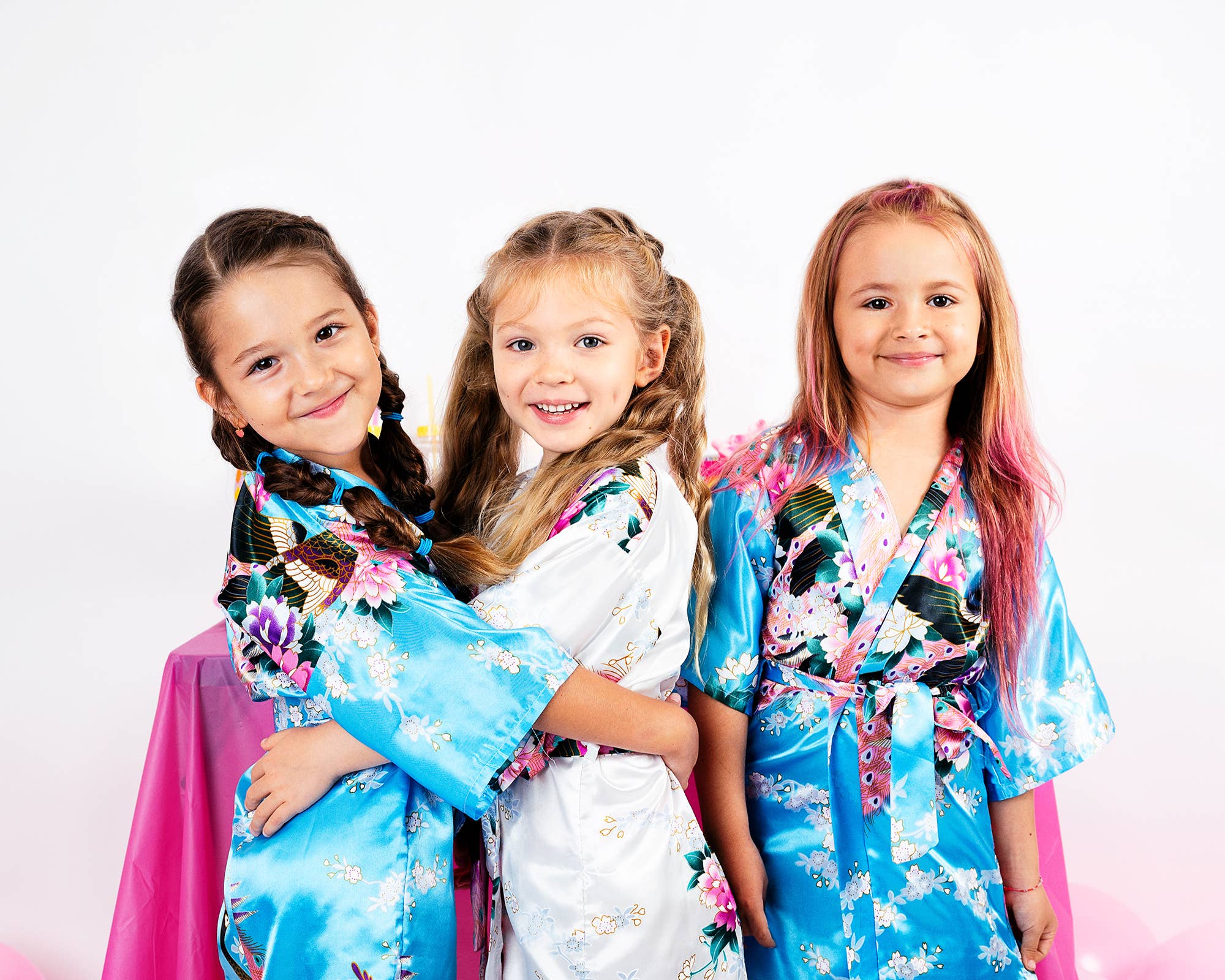 Sisters G Kids – Roupão de banho - Crianças por atacado – Kimonos infantis de cetim com estampa floral e pavão12
