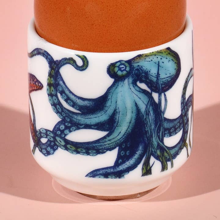 Coquetier en porcelaine fine en forme de poulpe de récif pour la vente par Cream Cornwall