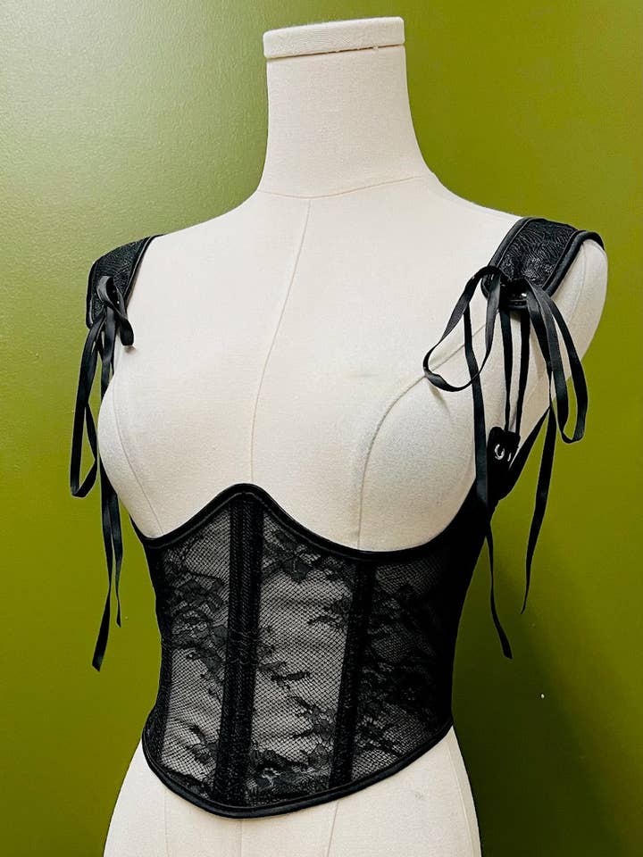 O Corset Lydia - CORSET DE RENDAS FLORAIS PARA APERTAR A CINTURA - Pré-Encomenda por atacado de Witchwood Bags