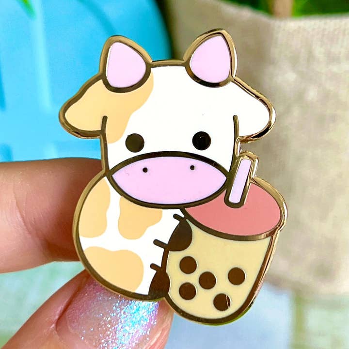 Épingle en émail Boba Cow pour la vente par BerryCuteStudio