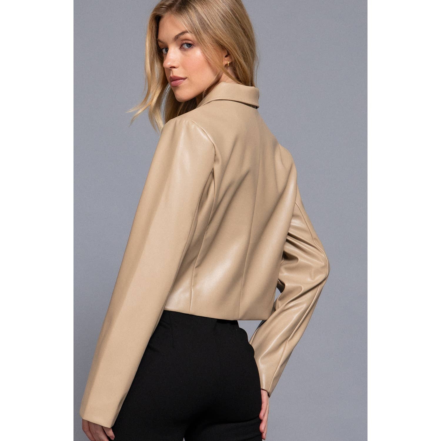 Apolline - Vendita all'ingrosso Giacca in pelle - Donna - GIACCA LUNGA SLV IN ECOPELLE CON COLLETTO A CAMICIA8