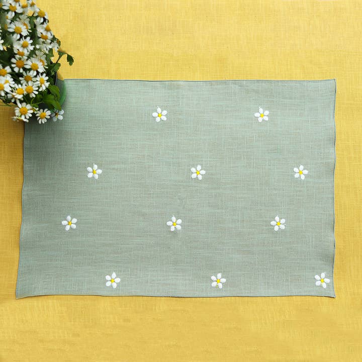 Set de table brodé en pur lin PRATOLINE SALVIA pour la vente par Giardino Segreto