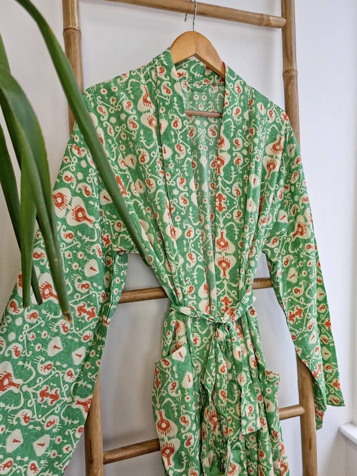 Boho-kimonos i silke för män Man House Beach Artist Robe | Digital grön orange geometrisk persisk ikat geometrisk | Father Husband Lover konstgåva för wholesale av Essential Designs London