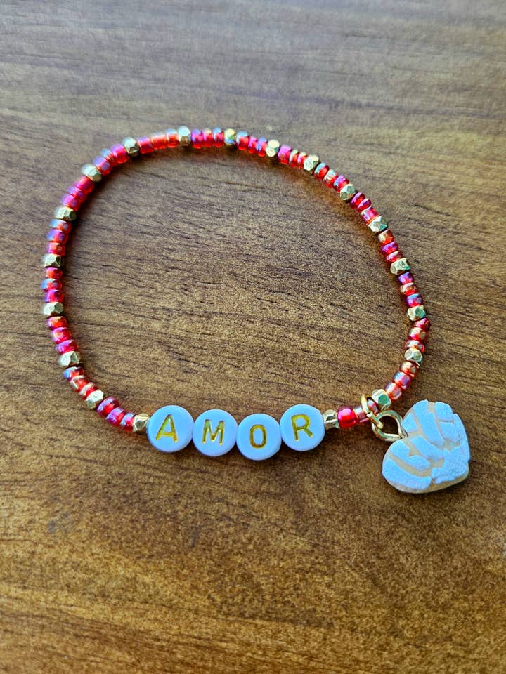 Bracciale AMOR rosso con ciondolo pendente per la vendita all'ingrosso da parte di Iba Sisters