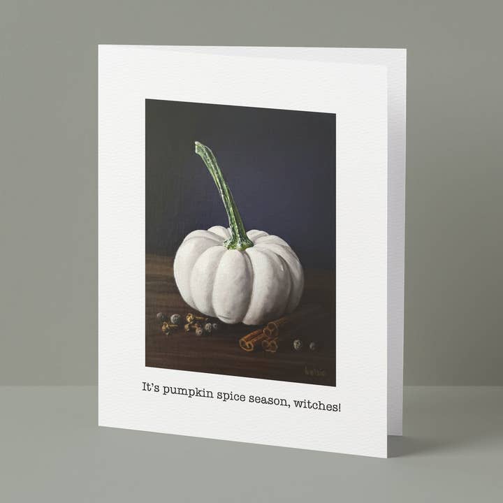 "É a época do pumpkin spice, bruxas!" Cartão de saudação por atacado de Betsie Studios