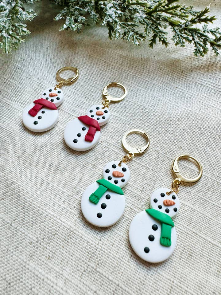 Frosty Friends Huggies | Boucles d'oreilles en pâte polymère pour la vente par Little Calico Clay