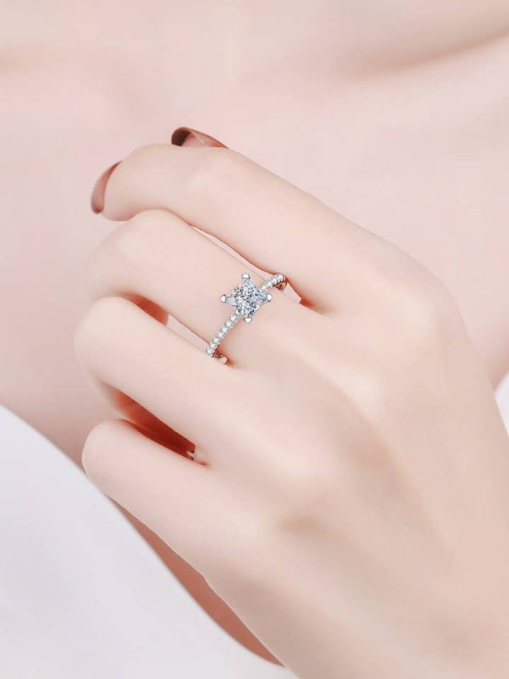 2 karat radiantskuren Moissanite fyrstiftsring (rodium över rent sterlingsilver) för wholesale av Sparkala