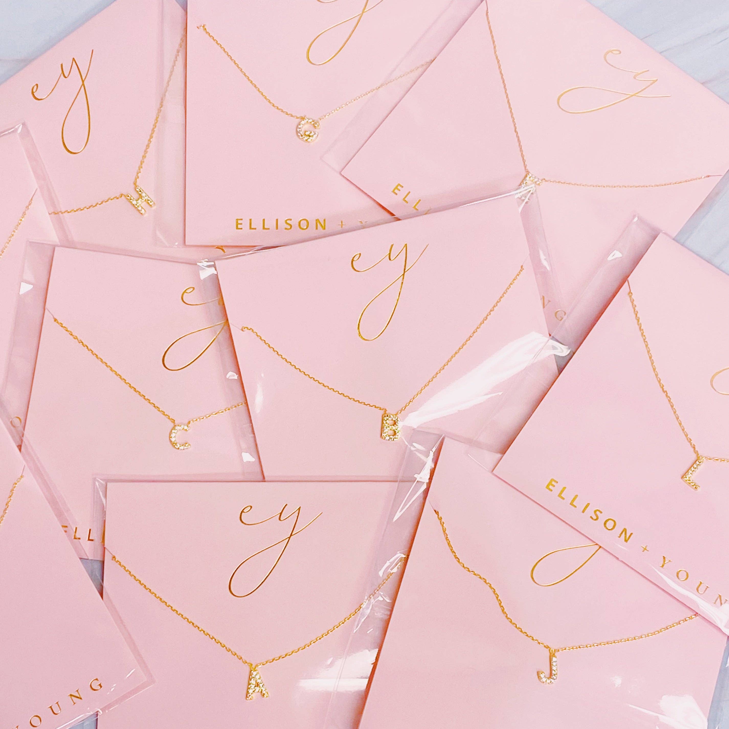 Ellison+Young - Vente Colliers à pendentif - Collier initial Understated Beauty15