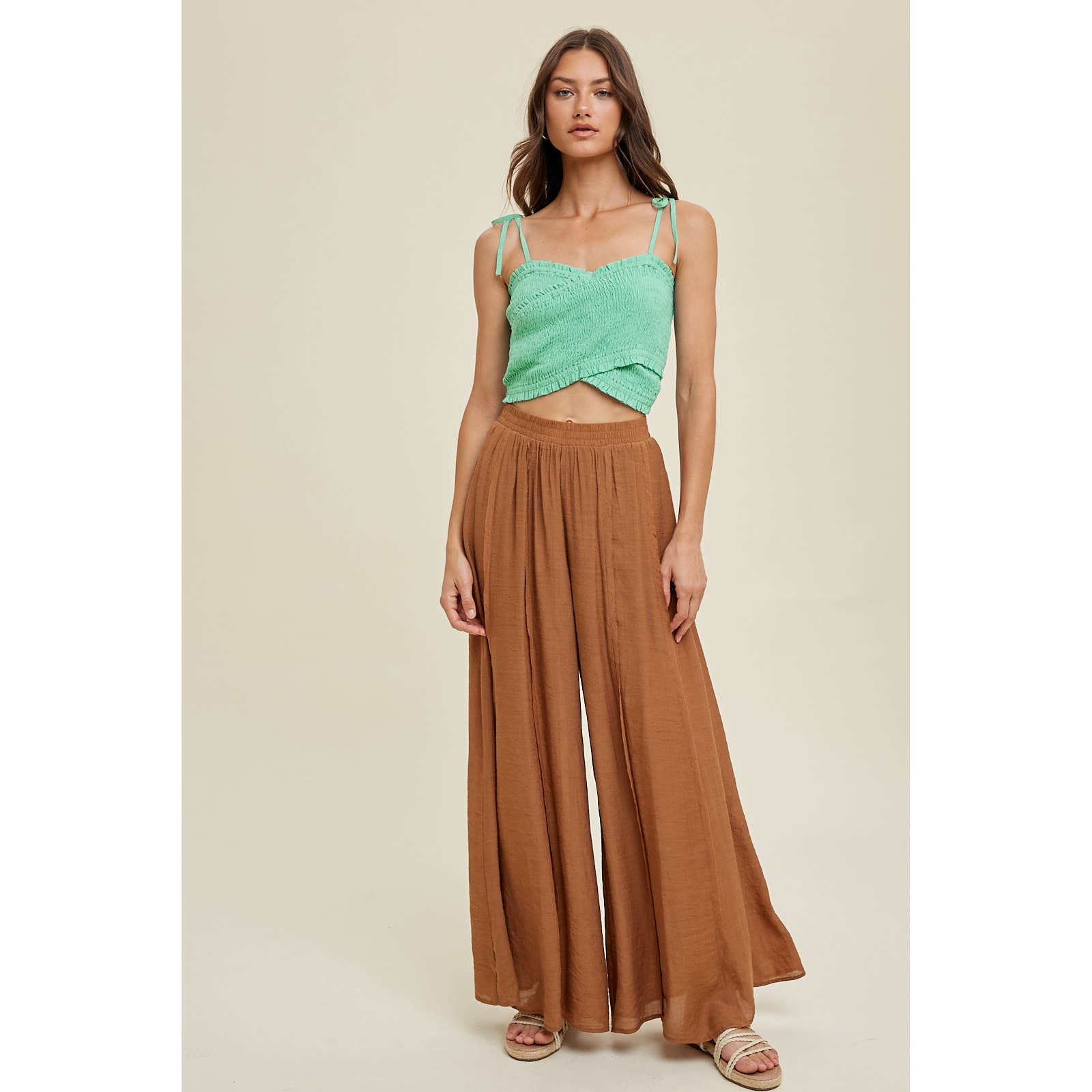 Wishlist Apparel – Großhandel Strickoberteil – Damen – CROSSOVER-MINI-MODELL MIT GESMOKTEM CROSSOVER-SCHNITT/WL23-834313