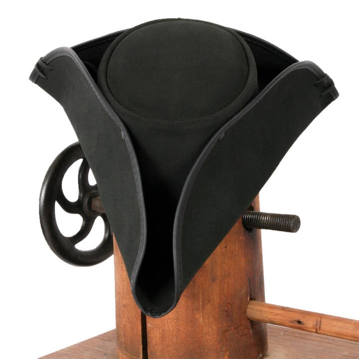 Negro Sombrero Pirata Tricornio de Cuero Genuino - Estilo Barbanegra de venta al por mayor en Faire