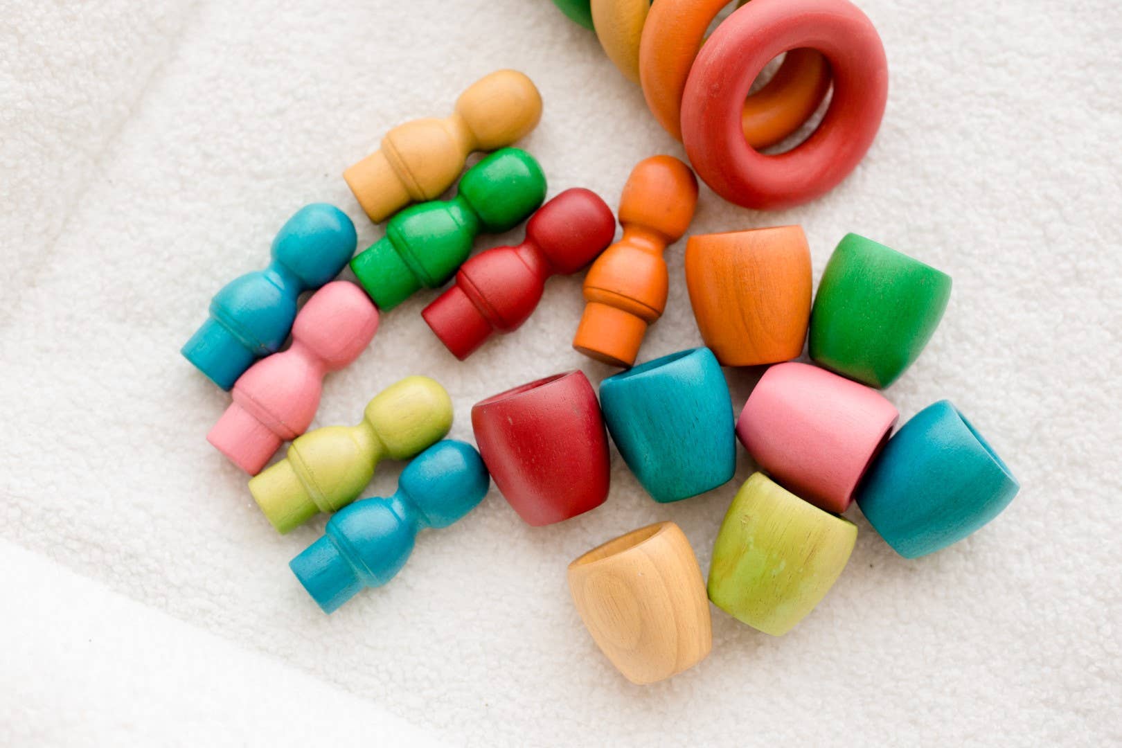 Q Toys – Großhandel Spielzeugset – Kinder – Rainbow People Becher und Ringe5