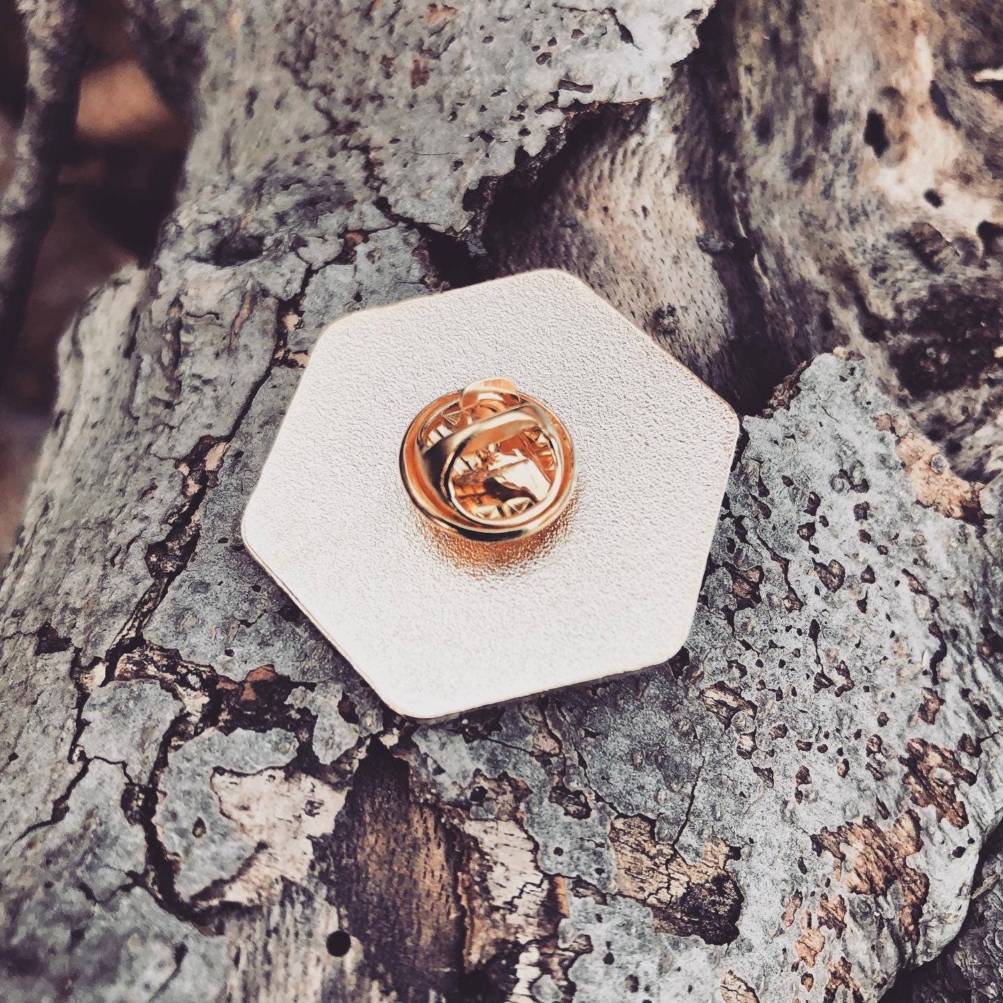 The Fabled Creative Co. – Großhandel Anstecker/Button – D20 — Critical Hit — emaillierter Stift1