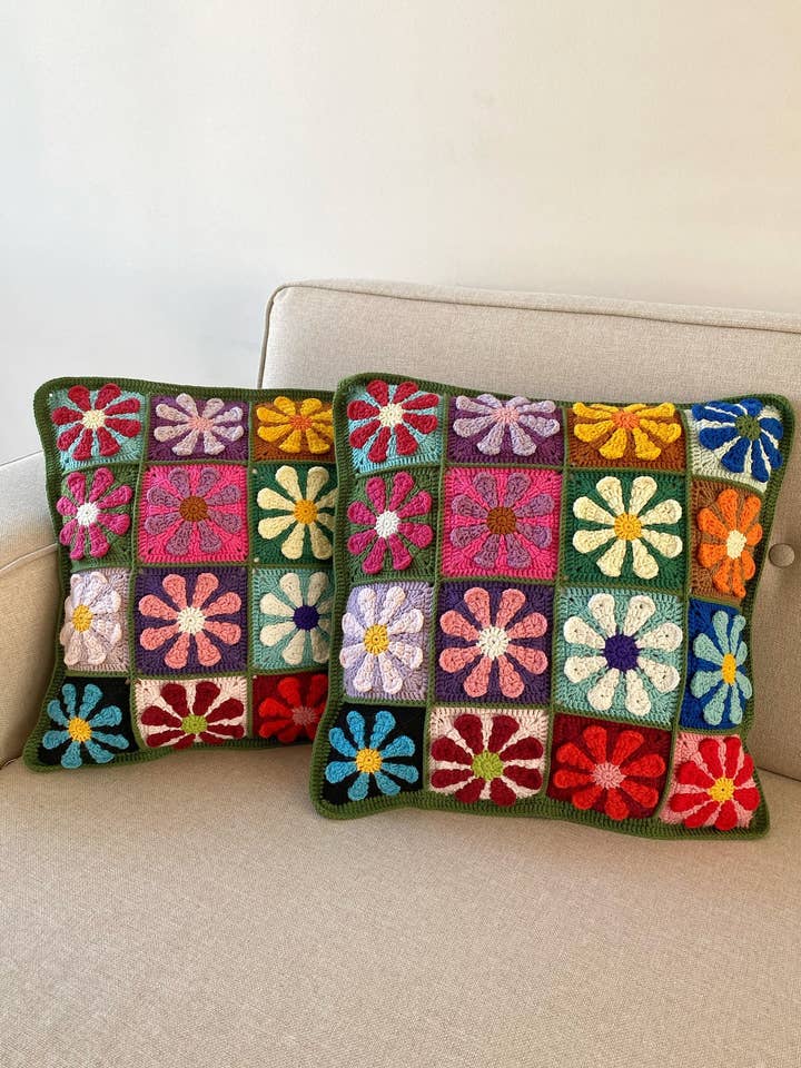 Housse de Coussin en Crochet Patchwork de Fleurs Carré Granny pour la vente par Honey Art and Nature