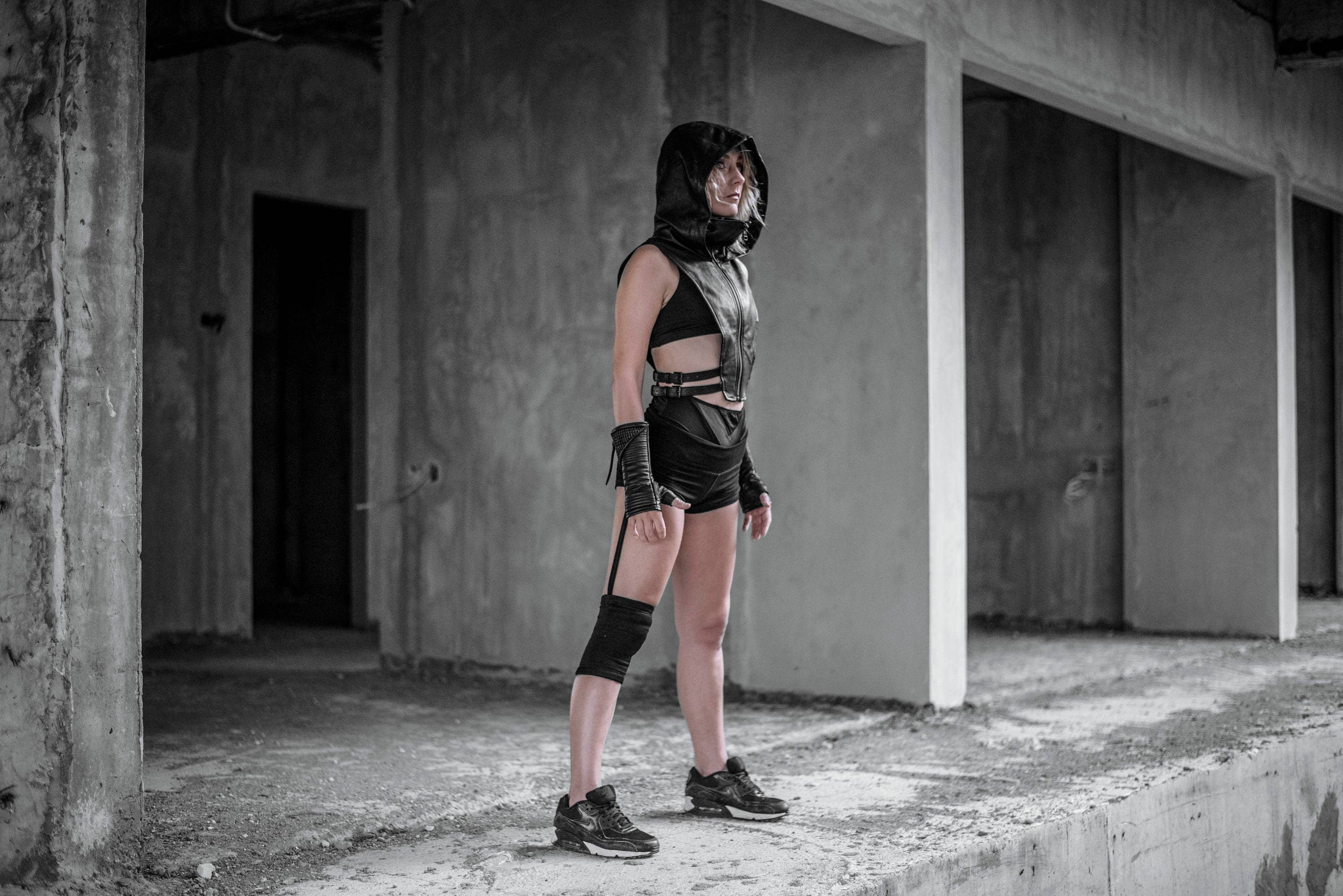 JUNGLE TRIBE - Vendita all'ingrosso Gilè imbottito - Donna - Gilet con cappuccio corto in pelle nera NINJA KOMBAT Techwear4