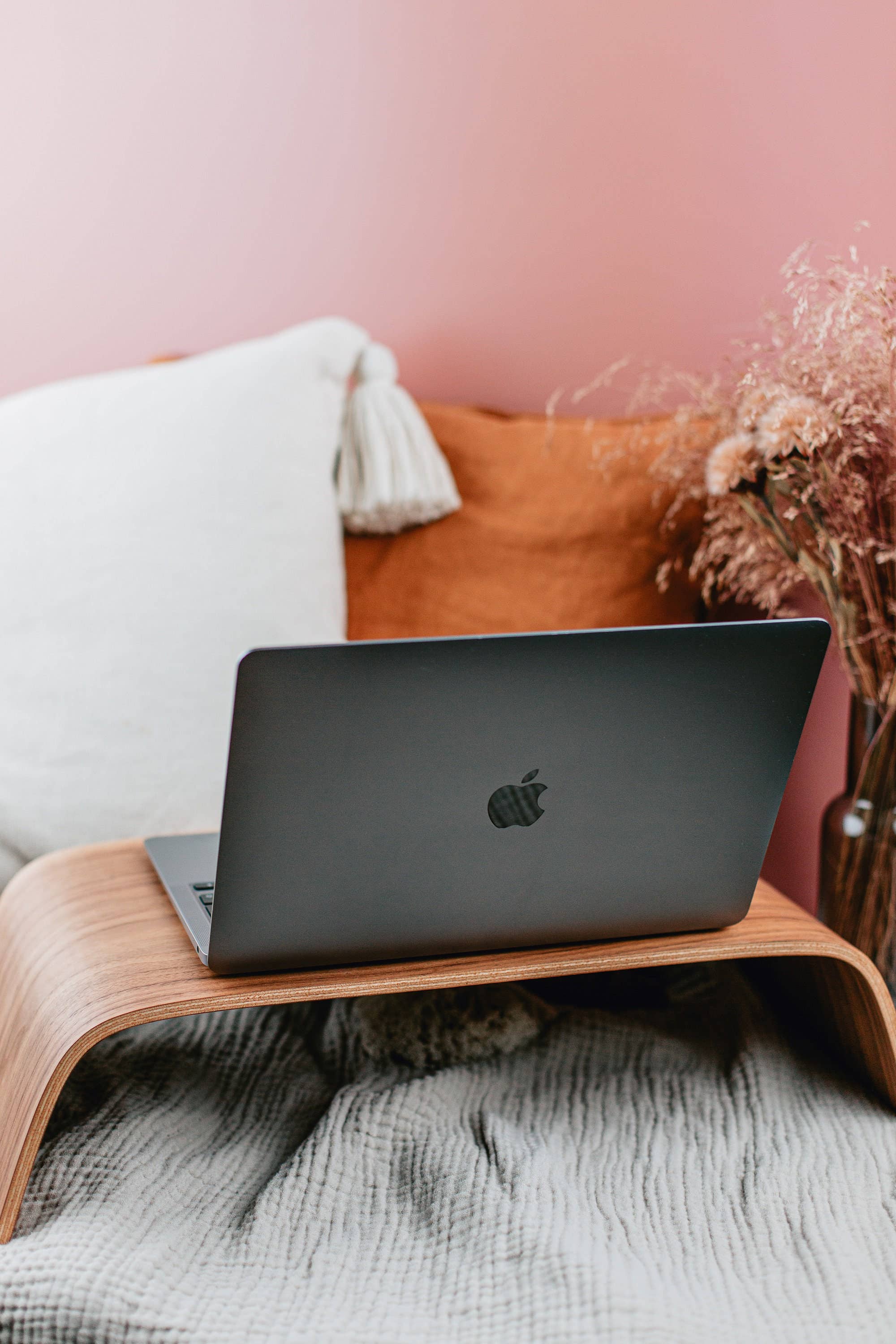 Halostands – Engroshandel Skrivebordsforhøjer – Bærbart laptopbord i amerikansk valnød10