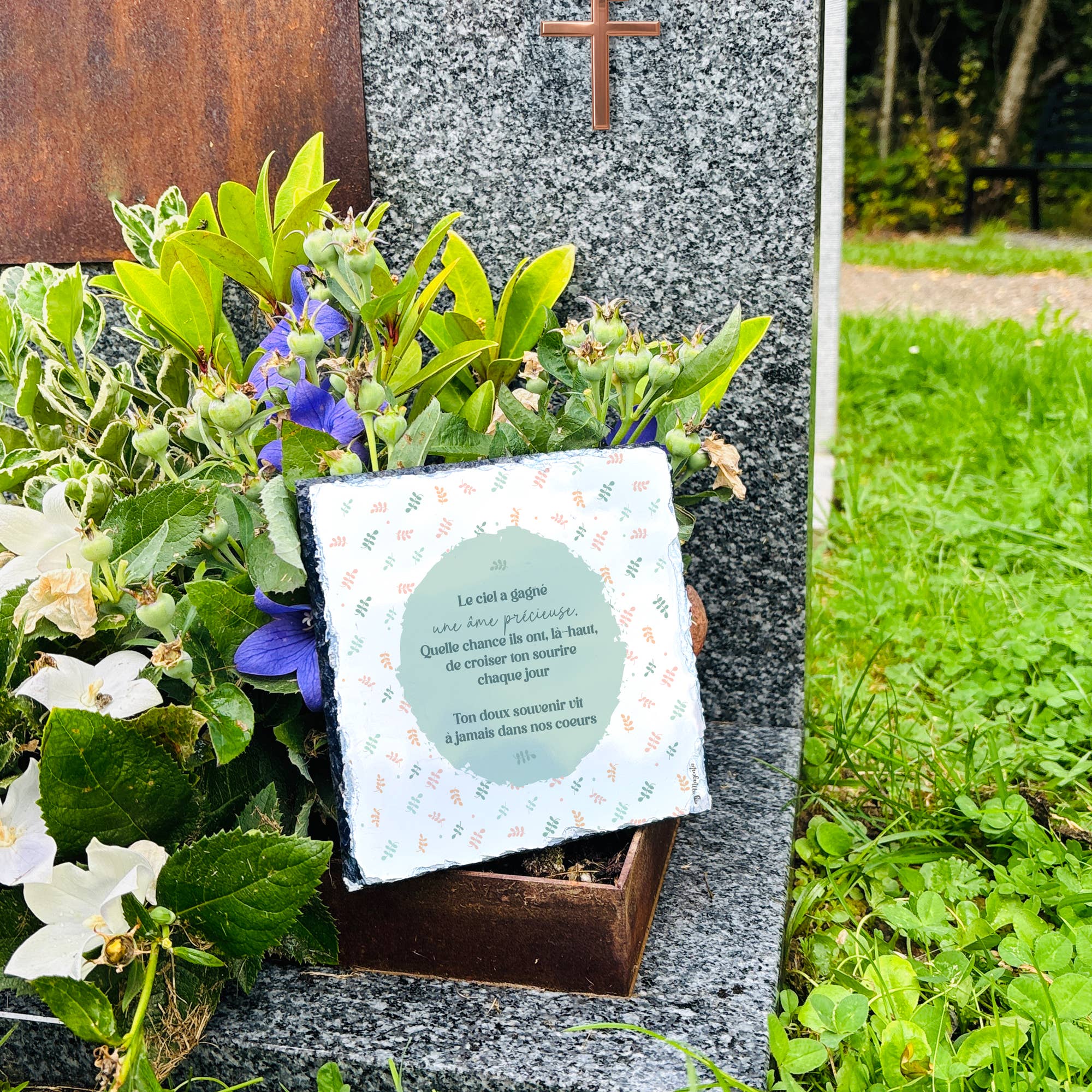 La vie en magenta – wholesale Utomhusdekor – Minnesplakett hyllning avliden – Begravningsdekoration0