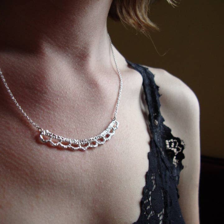 Collier en dentelle en argent sterling avec large bord festonné pour la vente par Sheena Jewellery