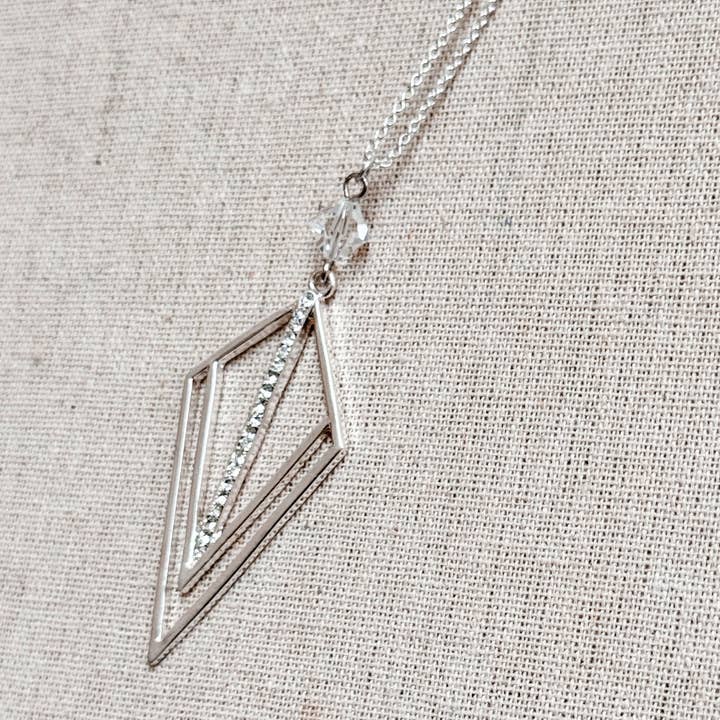 Gracie Rose Designs – wholesale Hänge-/berlockhalsband – Matt silver Rhinestone geometriskt hänge långt halsband