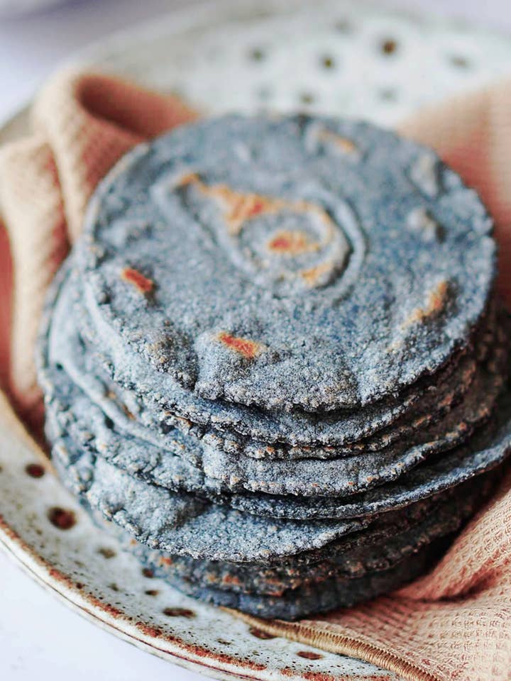 Tortilla de maíz azul Heirloom (1/2 libra) GF, V. para venta al por mayor de Margarita's Latino Foodie