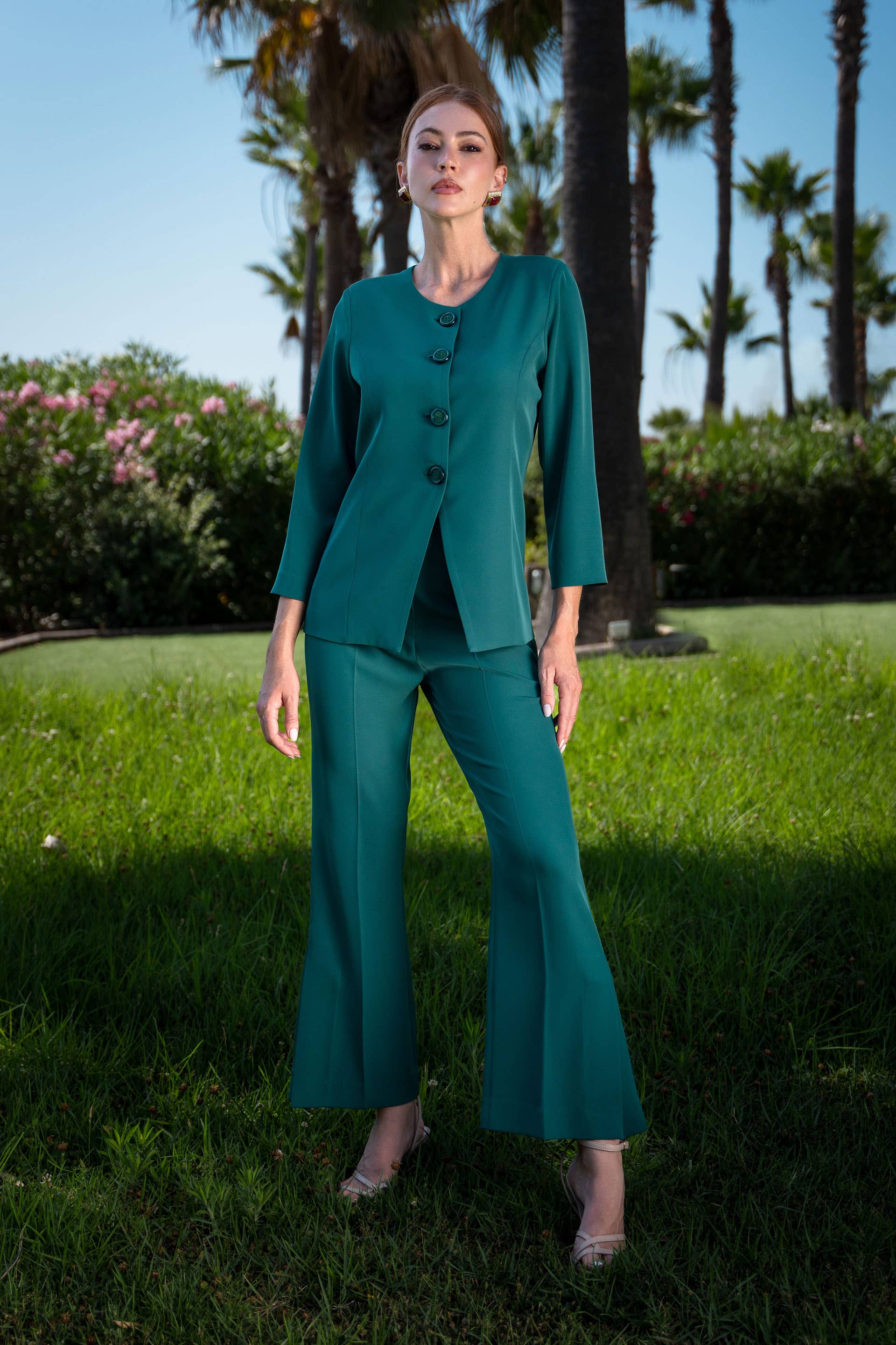 Grön Klassiska utsvängda byxor med överlappande slitsdetalj 10404 för wholesale på Faire1