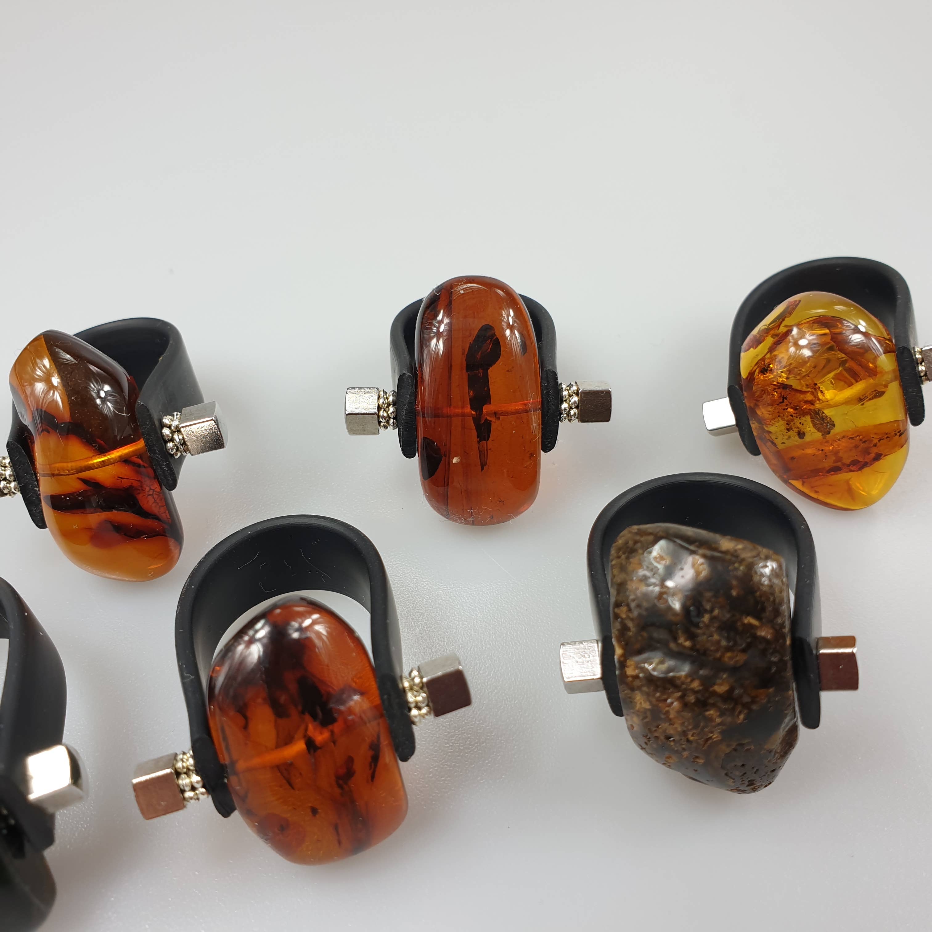 AmberLithuania - Vendita all'ingrosso Anelli cocktail/statement - Anello in ambra regolabile unisex con cristallo9