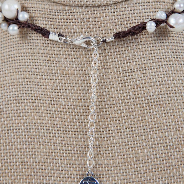 Crossroads Accessories Inc - Vendita all'ingrosso Collane di perline/perle - Collana con perle bianche su cordoncino di lino cerato annodato