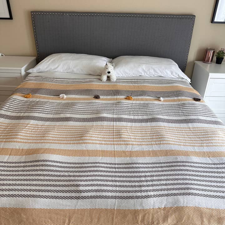 Basic Layers - Wholesale Deken - KATOENEN BRUINE POM POM SPREI1