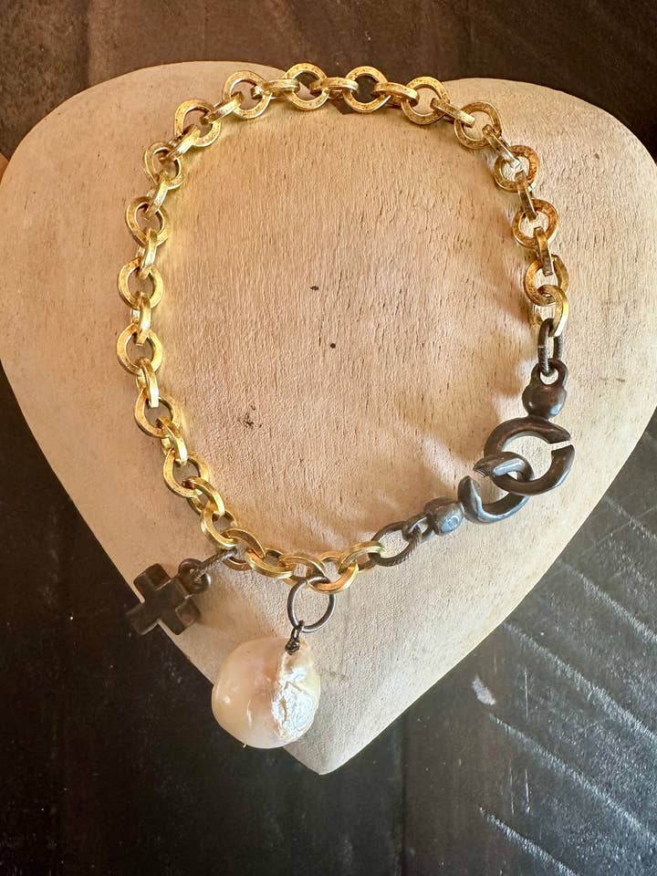 Armbånd med perlevedhæng i guldfinish for engroshandel hos Satu Koru