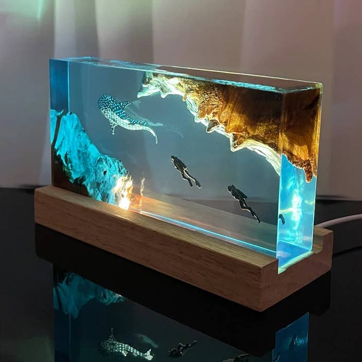 Lampe de nuit en résine époxy avec plongeur et requin-baleine pour la vente par Merchemy