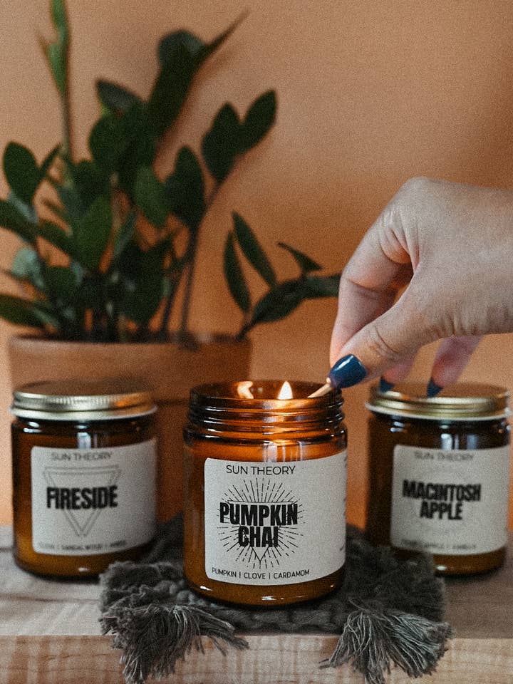 Pumpa Chai sojaljus | 8 oz burk för wholesale av Sun Theory