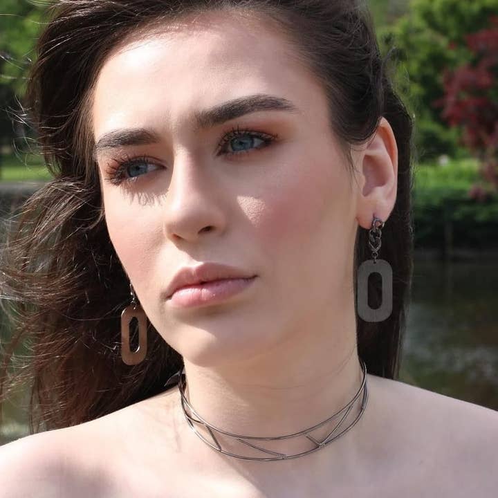 Collier ras de cou ajouré pour la vente par Morana