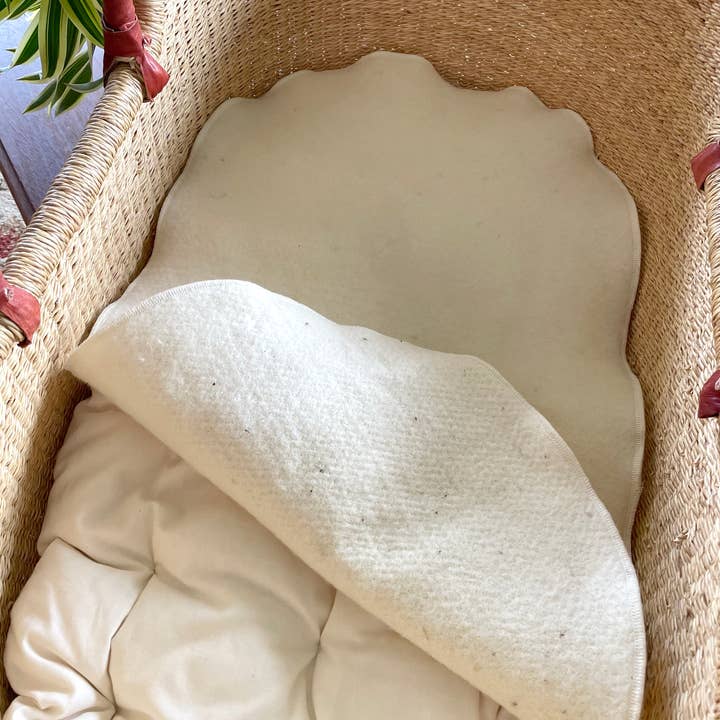 Wendy Anne - Wholesale Cot/crib sheets - Organic Wool - GOTS - Certified Puddle Pad - Oval Shape1