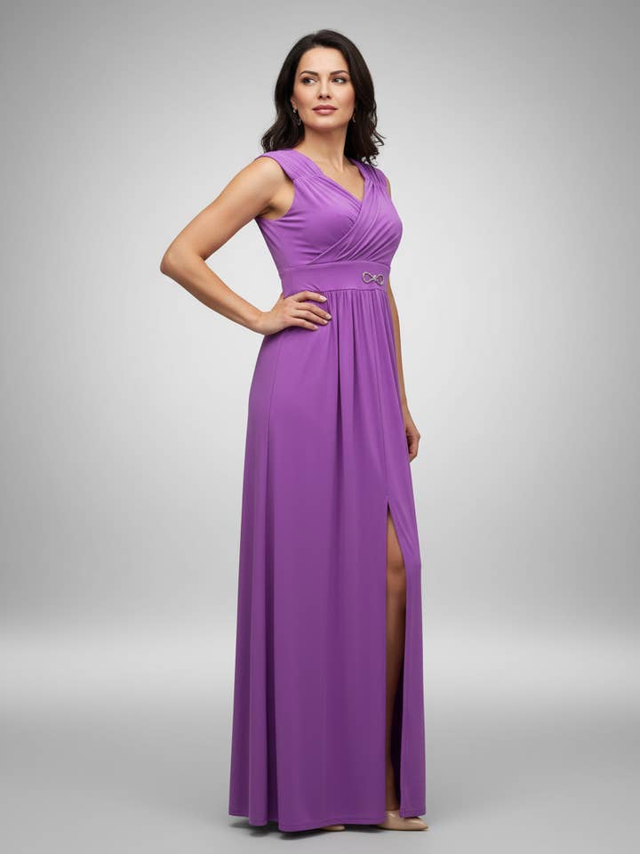 Elegant lang kjole med smykkedetalje – Fremstillet i Italien for engroshandel hos JASMINE & CO. SRL