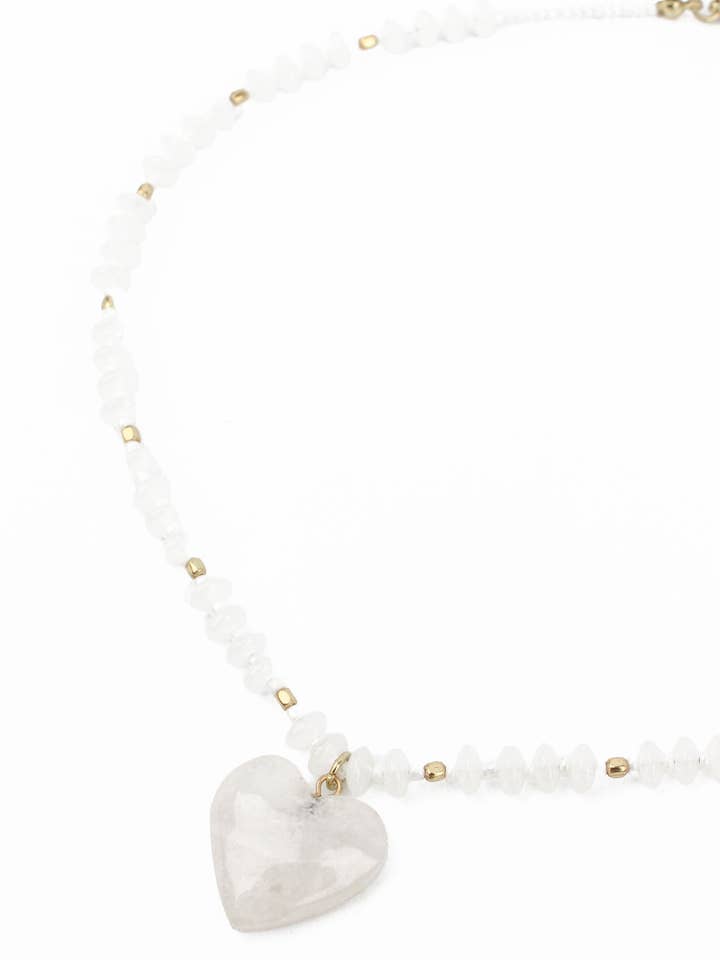 COLLIER EN VERRE BLANC AVEC PENDENTIF CŒUR pour la vente par My Doris