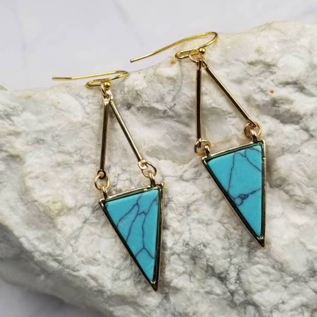 Guldpläterade triangulära turkosa örhängen för wholesale av The Pretty Jewellery