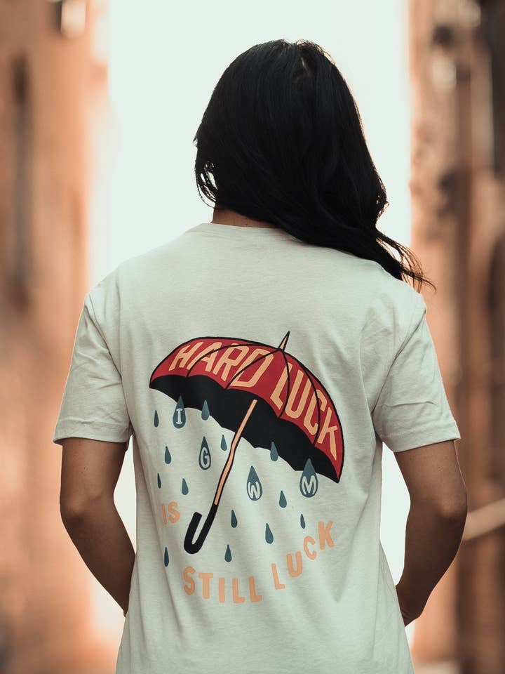 In God We Must - Venta al por mayor Camiseta serigrafiada - Mujer - Camiseta Hard Luck