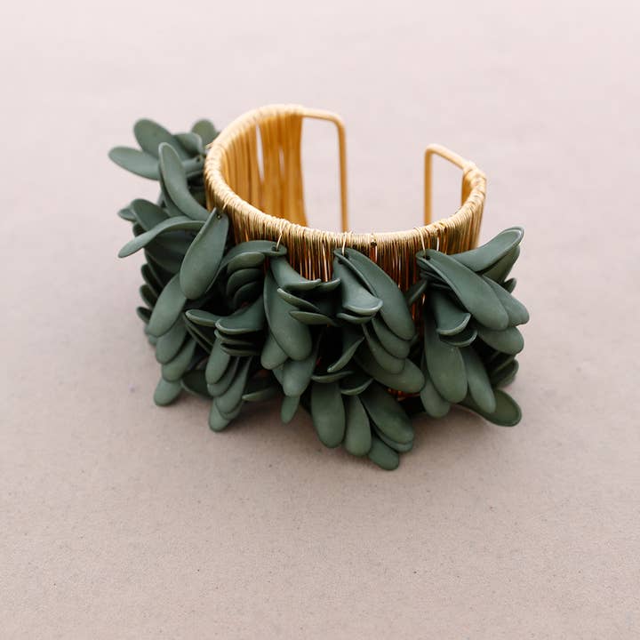 Sonata – Großhandel Gewebtes/geflochtenes Armband – Verstellbares Armband mit Metallblütenblättern3