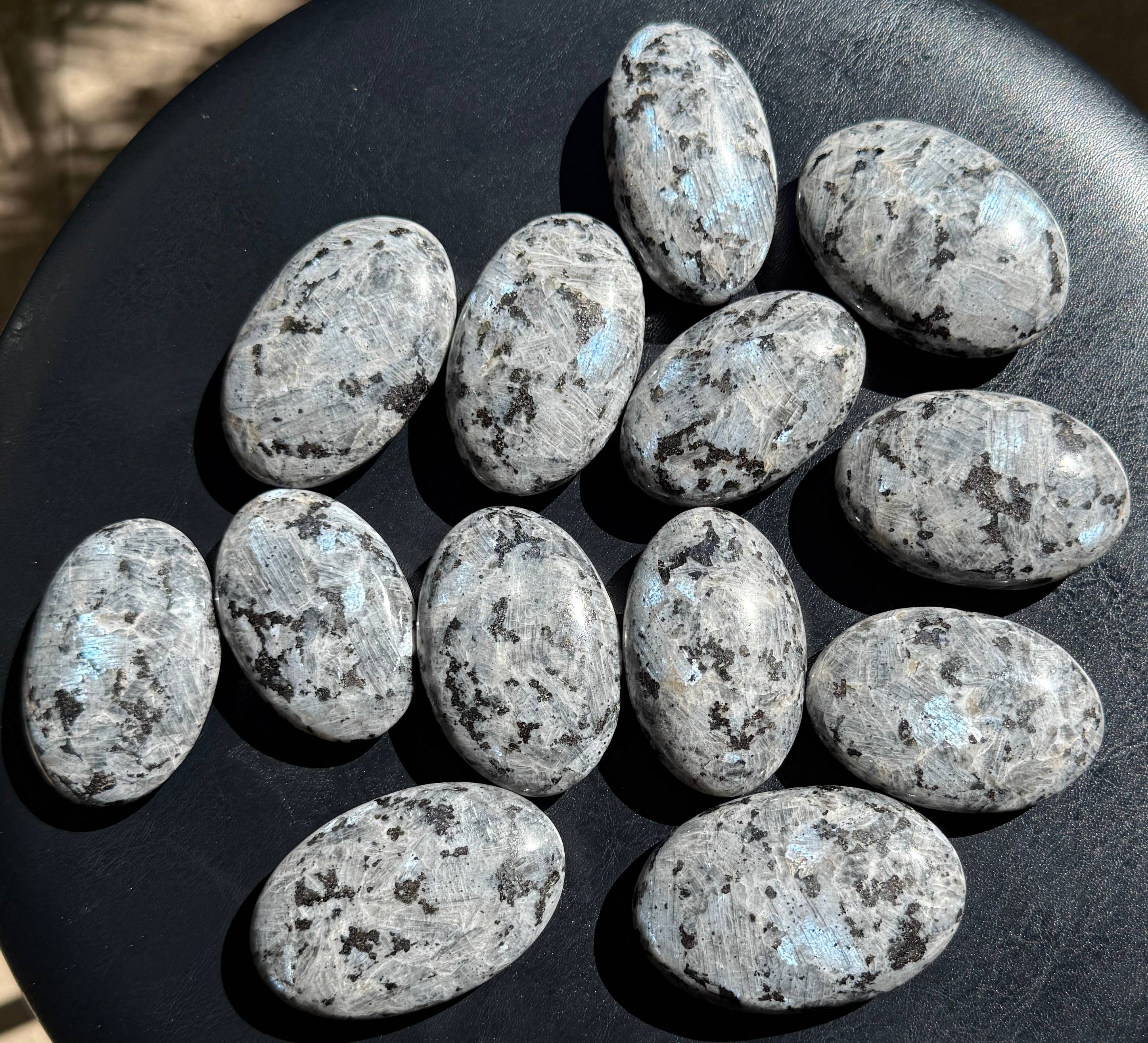 ZeeRocks – wholesale Andlig sten/kristall – Larvikit Palmstenar2