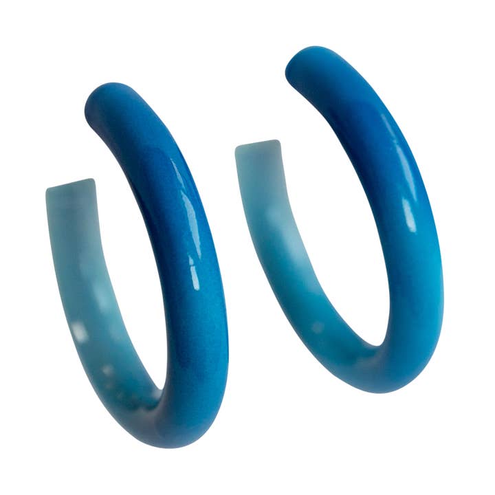 Summer Haze Ohrringe, Ombre-Blau (Größe M) für den Großhandel von ELISABETH SILVERMAN