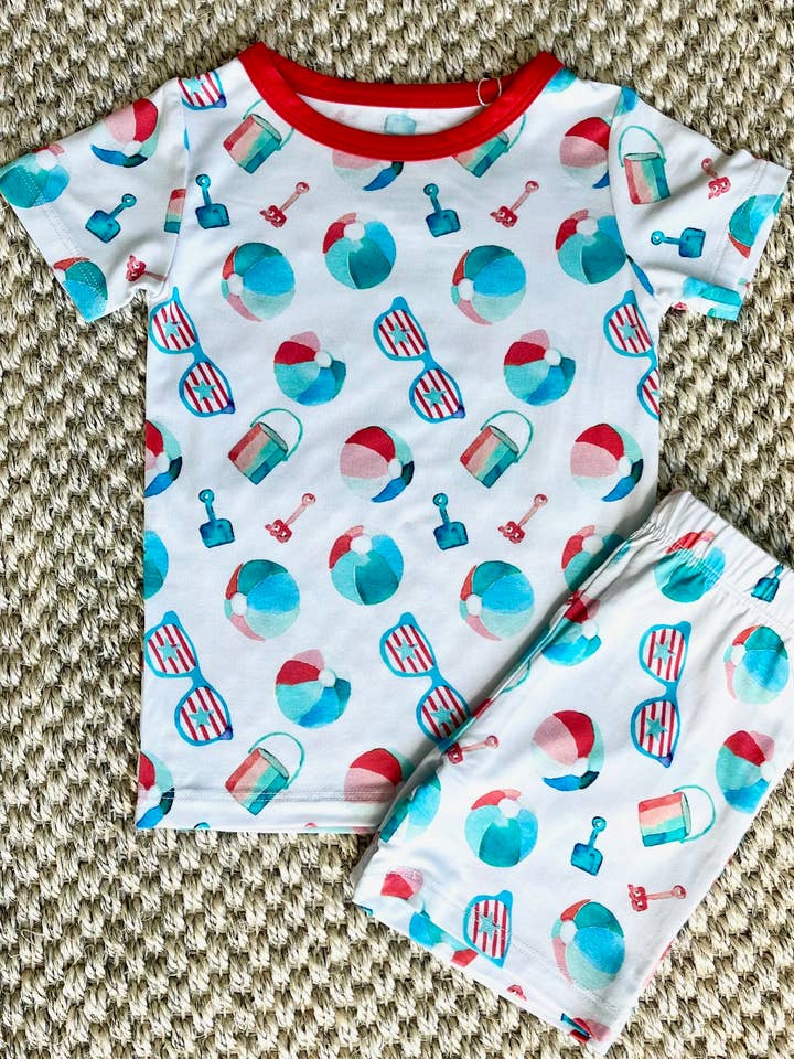 Ensemble de pyjama deux pièces Patriotic Beach Toys pour la vente par Sweet Bay Clothing