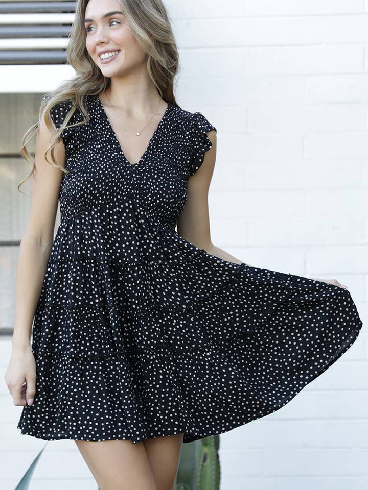 F4J62-FQ00 V-RINGAD KLÄNNING MED RYNKAD BYST, FLADDRIGA ÄRMAR OCH FLERA LAGER för wholesale av ANGIE