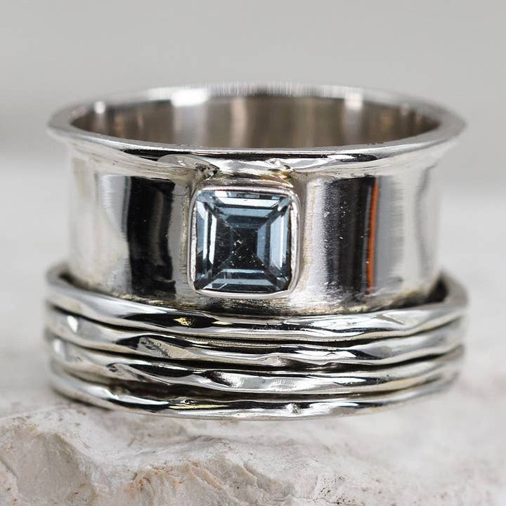 925 Draairing met blauwe topaas - Maat 10 voor wholesale door Tempest Designs