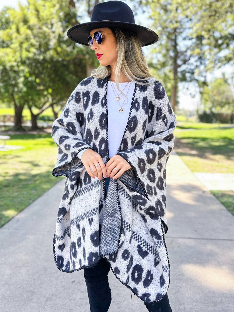 Grigio Cardigan Ruana lavorato a maglia con stampa leopardata grigio con dettaglio cucito in vendita all'ingrosso su Faire3