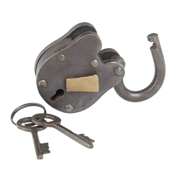 Import Corner – wholesale Dekorativt bordsobjekt – A-01103: vintagemetall lås och nycklar i mässing, 5 cm x 7,6 cm5