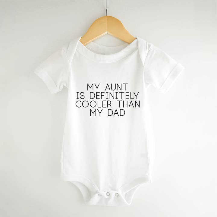 Grenouillère bébé amusante « Tata est plus cool que papa » Body nouveau-né pour la vente par Bump & Beyond Designs