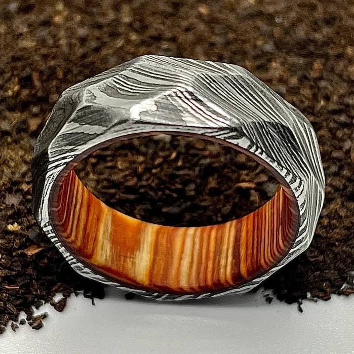 Anel Torcido de Damasco com Acabamento Martelado ROCK por atacado de RustyStudioUSA